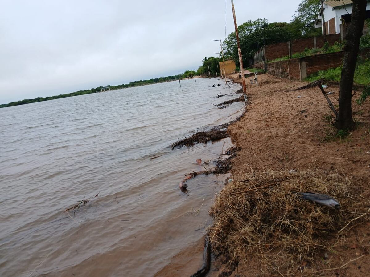 Crecida del Paraná amenaza con inundar barrios y compañías de Cerrito
