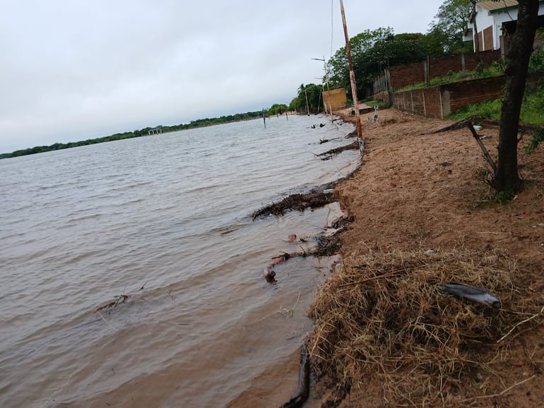 Las aguas del río Paraná avanza sin pausa en la ciudad de Cerrito.