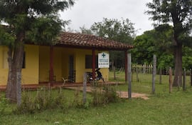 El puesto de salud en la colonia Gral. Cáceres de Itacurubí del Rosario presenta una infraestructura muy deteriorada.