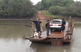 La balsa opera a unos 11 kilómetros de la ruta PY 02.