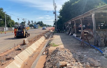Así se encuentra la parte frontal de un negocio ubicado en el kilómetro 41 de la ruta PY02, en Ypacaraí, sin acceso debido a las obras que se ejecutan en la zona.