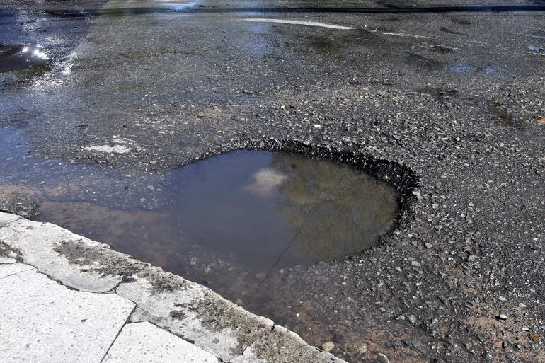 Bache con agua acumulada en Mariscal Estigarribia casi Yegros.