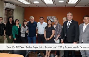 Gustavo Rodas, secretario general del MEC (primero a la izquierda), Miguel Ortigoza y Aníbal Zapattini (centro), Lidia Barrios, directora de Gestión Departamental (saco gris), y Juan Manuel Arce, asesor jurídico de la cartera educativa (saco negro).