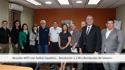 Gustavo Rodas, secretario general del MEC (primero a la izquierda), Miguel Ortigoza y Aníbal Zapattini (centro), Lidia Barrios, directora de Gestión Departamental (saco gris), y Juan Manuel Arce, asesor jurídico de la cartera educativa (saco negro).