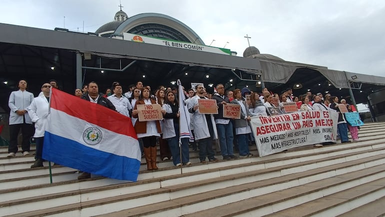 Cansados de no ser escuchados, médicos llegaron hasta la Basílica de Caacupé para exponer sus reclamos.