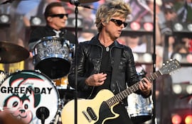 El músico estadounidense Billie Joe Armstrong, de la banda de rock Green Day, se presenta durante la ceremonia de apertura del Super Bowl LX entre los New England Patriots y los Seattle Seahawks en el Levi's Stadium de Santa Clara, California, el 8 de febrero de 2026
