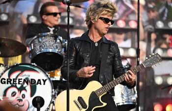 El músico estadounidense Billie Joe Armstrong, de la banda de rock Green Day, se presenta durante la ceremonia de apertura del Super Bowl LX entre los New England Patriots y los Seattle Seahawks en el Levi's Stadium de Santa Clara, California, el 8 de febrero de 2026
