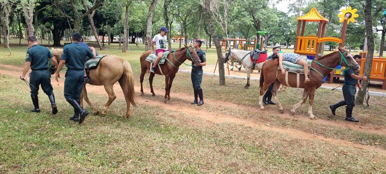 Son 70 los niños que asisten al área de terapia con equinos.
