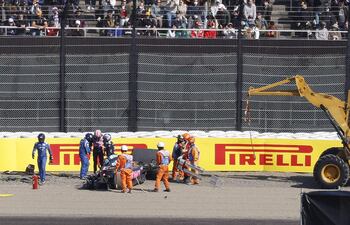 Jack Doohan, piloto de Alpine, es asistido por los médicos de la carrera tras el impresionante despiste que tuvo en las pruebas libres en Japón.