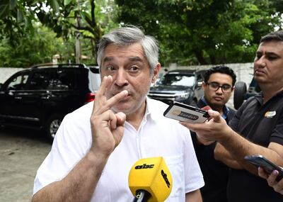 El ministro de Educación, Luis Ramírez en una ronda de prensa en la escuela República de Panamá de Asunción, donde realizan la construcción de aulas para el nivel Inicial.