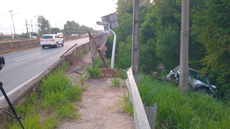 Camioneta cayó al costado del puente en la Avenida Autopista