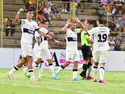 Kevin Parzajuk (16), futbolista de Olimpia, celebra un gol en el partido frente a Guaraní por la séptima fecha del torneo Apertura 2024 del fútbol paraguayo en el estadio Villa Alegre, en Encarnación.