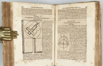paginas-354-y-355-del-segundo-volumen-astronomiae-pars-optica-del-tratado-de-optica-y-astronomia-de-johannes-kepler-ad-vitellionem-paralipomena-fra-194652000000-1495276.jpg