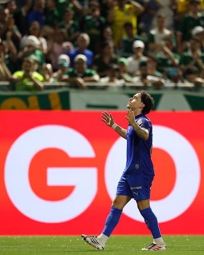 El paraguayo Mauricio Magalhães Prado, de Palmeiras, celebra su gol contra el equipo de Red Bull Bragantino durante el partido correspondiente a la trigésima segunda jornada del Campeonato Brasileño, Serie A, en el Arena Barueri.