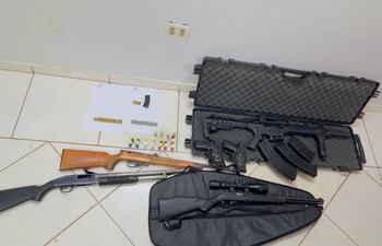 Algunas de las armas que fueron incautadas durante la operación ejecutada en la mañana de hoy en la zona de Tava'í, Caazapá.