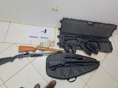 Algunas de las armas que fueron incautadas durante la operación ejecutada en la mañana de hoy en la zona de Tava'í, Caazapá.