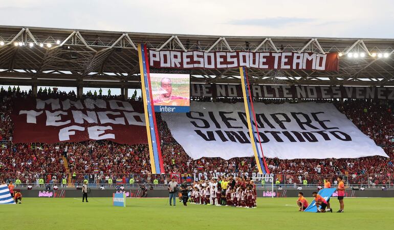 Los jugadores de Venezuela y de Uruguay forman en la previa del partido por las Eliminatorias Sudamericanas 2026 en el estadio Monumental, en Maturín, Venezuela.
