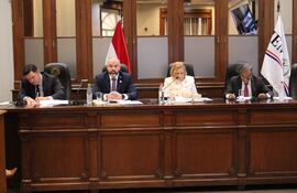 Diputados Alejandro Aguilera y Orlando Arévalo, la presidente del JEM Abg. Alicia Pucheta y el ministro de Corte Manuel Ramírez Candia, miembros del Jurado de Enjuiciamiento de Magistrados (JEM), presentes en la sesión.