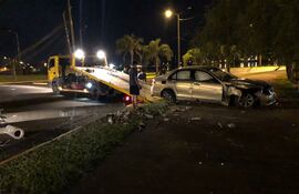 Joven alcoholizado fue detenido tras chocar su auto contra una columna en la costanera de Encarnación.