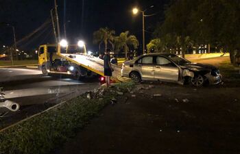 Joven alcoholizado fue detenido tras chocar su auto contra una columna en la costanera de Encarnación.