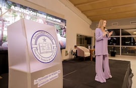 Sole Núñez con estudiantes de la UCA.