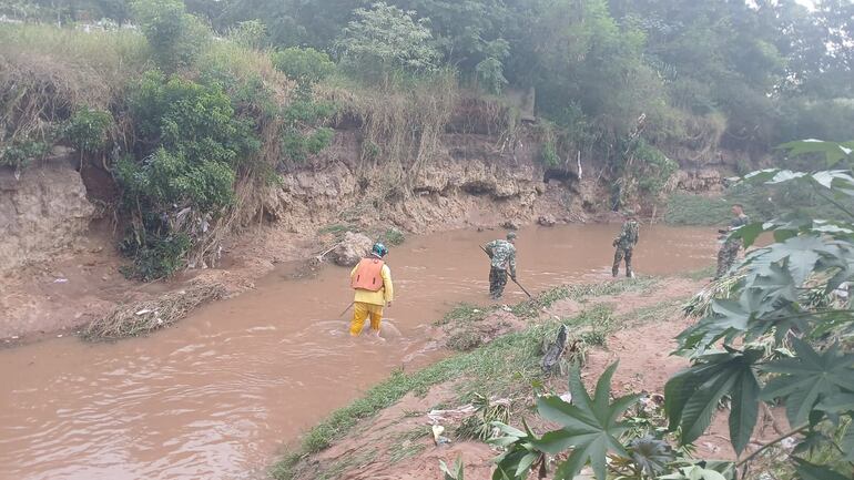 El Ministerio de Defensa Nacional informó que puso a disposición todos sus medios para apoyar las tareas de rescate.