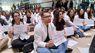 La Facultad de Ciencias Médicas se une a la huelga de médicos que busca reivindicar sus los derechos laborales.