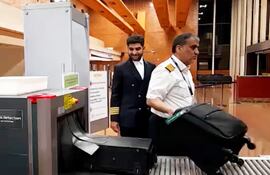 Momento en el que la tripulación del avión iraní ingresa al aeropuerto Guaraní, en MInga Guazú.