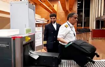 Momento en el que la tripulación del avión iraní ingresa al aeropuerto Guaraní, en MInga Guazú.