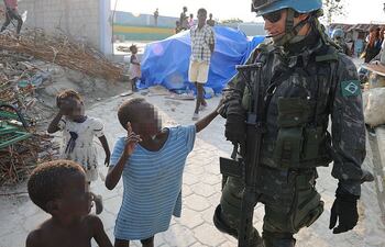 cascos-azules-onu-bebes-de-fuerzas-de-paz-172400000000-1340616.jpg