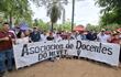 Docentes y administrativos de la Facultad de Ciencias Veterinaria de la UNA, filial Misiones, están en paro total de actividades, advirtiendo que la reforma de la Caja Fiscal perjudica salarios y jubilaciones, y exigen que se respeten los años de servicio y se mejoren los porcentajes de retorno.
