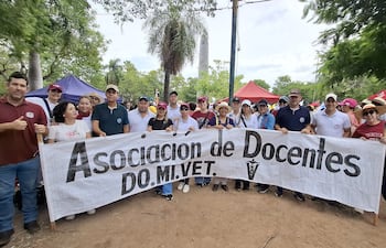 Docentes y administrativos de la Facultad de Ciencias Veterinaria de la UNA, filial Misiones, están en paro total de actividades, advirtiendo que la reforma de la Caja Fiscal perjudica salarios y jubilaciones, y exigen que se respeten los años de servicio y se mejoren los porcentajes de retorno.