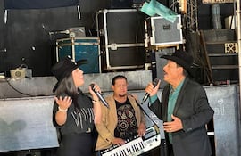 La cantante del Grupo Contra Tiempo, Iris Caballero, durante la grabación del videoclip junto al cantante de Los Rehenes, Javier Torres y en el teclado Roberto Hernández.