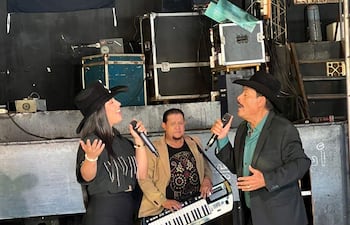La cantante del Grupo Contra Tiempo, Iris Caballero, durante la grabación del videoclip junto al cantante de Los Rehenes, Javier Torres y en el teclado Roberto Hernández.
