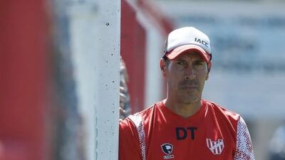 El argentino Lucas Bovaglio, técnico de Instituto, en el entrenamiento del plantel.