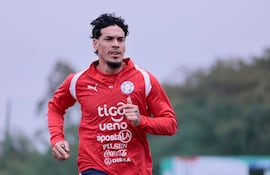 El capitán de la selección paraguaya de fútbol, Gustavo Gómez durante una sesión de entrenamientos llevadas a cabo en el CARDE de Ypané.