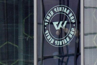 Obreros remueven un logo del grupo mercenario Wagner de una de sus oficinas en San Petersburgo, Rusia, el pasado 2 de julio.