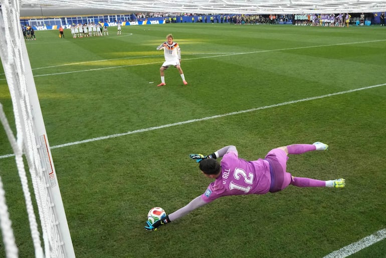 Orlando Gill de Paraguay detiene el cuarto penal de Alemania cobrado por Nick Woltemade de Alemania en la tanda de penales durante el partido de los dieciseisavos de final de la Copa Mundial de la FIFA 2026 entre Alemania y Paraguay en el Boston Stadium.