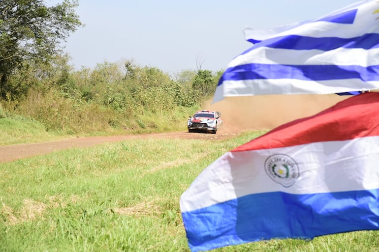 Los pilotos y equipos del Rally del Paraguay 2026 en las pruebas libes oficiales en un tramo de 5,6 kilómetros en la ciudad de Carmen del Paraná, Departamento de Itapúa, Paraguay.