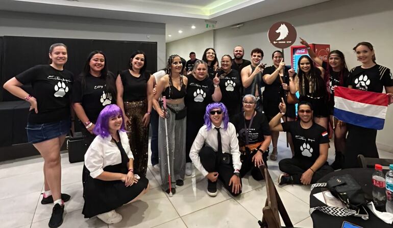 El Shakiverso en pleno, el club de fans, en la previa a la caminata con la loba.