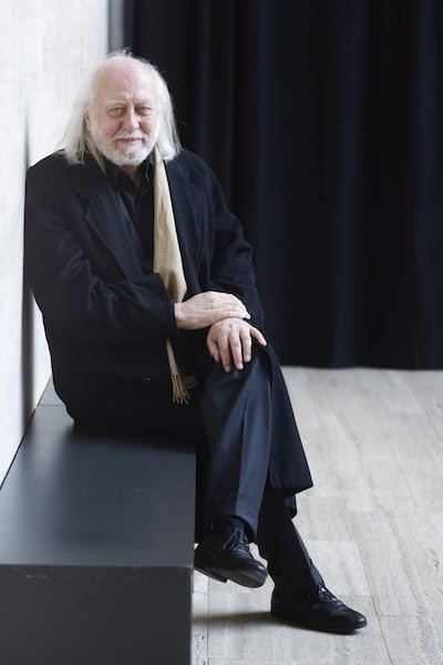 GRAFCAT8943. BARCELONA (ESPAÑA), 25/02/2026.-El Premio Nobel de Literatura 2025, László Krasznahorkai, posa para los medios antes de ofrecer una rueda de prensa en el Centro de Cultura Contemporánea de Barcelona en su primer acto público fuera de Hungría tras recibir el galardón, donde por la tarde repasará su trayectoria de más de tres décadas en conversación con Adan Kovacsics, amigo del autor y traductor al castellano.EFE/ Quique García