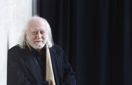 GRAFCAT8943. BARCELONA (ESPAÑA), 25/02/2026.-El Premio Nobel de Literatura 2025, László Krasznahorkai, posa para los medios antes de ofrecer una rueda de prensa en el Centro de Cultura Contemporánea de Barcelona en su primer acto público fuera de Hungría tras recibir el galardón, donde por la tarde repasará su trayectoria de más de tres décadas en conversación con Adan Kovacsics, amigo del autor y traductor al castellano.EFE/ Quique García