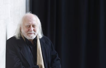 GRAFCAT8943. BARCELONA (ESPAÑA), 25/02/2026.-El Premio Nobel de Literatura 2025, László Krasznahorkai, posa para los medios antes de ofrecer una rueda de prensa en el Centro de Cultura Contemporánea de Barcelona en su primer acto público fuera de Hungría tras recibir el galardón, donde por la tarde repasará su trayectoria de más de tres décadas en conversación con Adan Kovacsics, amigo del autor y traductor al castellano.EFE/ Quique García