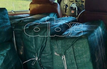 La cabina del avión Cessna que bajó en Brasil, cargada con droga, tras ser repelida por un avión Super Tucano de Paraguay.