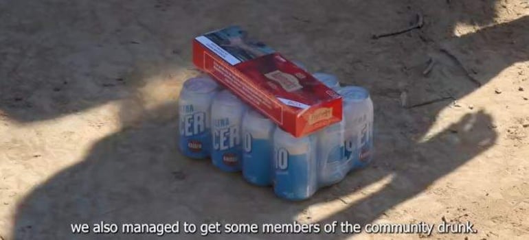 Captura de una imagen de latas y cigarrillos que Nathan Seastrand, supuestamente ofrecía a indígenas a cambio de filmar su modo de vida.