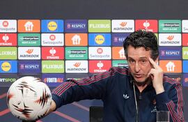 El director técnico español del Aston Villa, Unai Emery, hace un gesto mientras se dirige a los representantes de los medios de comunicación durante una conferencia de prensa en la víspera del partido final de fútbol de la UEFA Europa League entre el SC Freiburg y el Aston Villa en Estambul,
