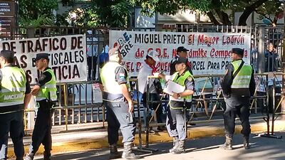 Policías custodian el Palacio de Justicia ante la presencia de manifestantes que rechazan a Miguel Prieto.