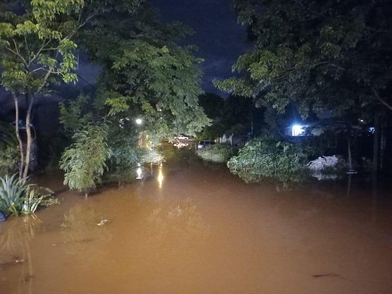 Lluvias inundan calles y viviendas en Laurelty.