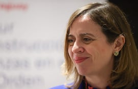 La secretaria de Estado de Comercio del Gobierno de España, Amparo López Senovilla, reacciona durante una entrevista este martes, en Asunción.