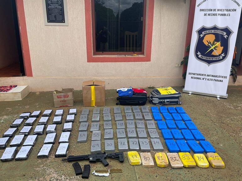 Panes de cocaína y crack, junto al fusil que fueron incautados en el operativo efectuado ayer de mañana en la capital del Alto Paraná.